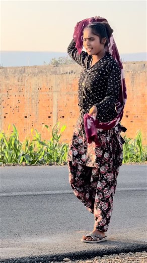 Kelash Machar Bheel on Instagram: "Bhuli gai tu 😝😝"