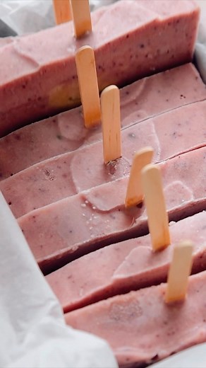 Is it popsicle season yet? Asking for a friend 👀 This DIY popsicle mold idea makes sliceable homemade loaf pan popsicles that are perfect for a crowd! (75 popsicle filling ideas in my hardcover cookbook For The Love Of Popsicles - available on Amazon! 📚) . . . . . #vegetariansnacks #vegansofig #vegansnackideas #veganfood #vegansnackshare #vegetarianrecipes #popsicle #popsicles #popsiclesfordays #popsiclesticks #popsiclerecipe #popsiclesforbreakfast #popsicletime #icepops #icepopsicles #forthel