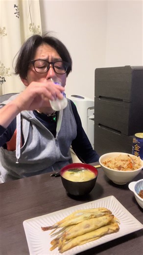 オフの時間はワンカップで明日に備える！ #ワンカップ #シシャモフリッター