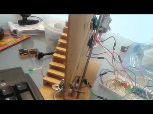 Maqueta escalera con dispositivo móvil. Arduino.