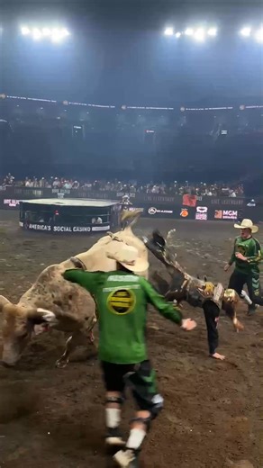𝓢𝓜𝓞𝓞𝓣𝓗 𝓡𝓘𝓓𝓘𝓝' for Daniel Keeping 🙅‍♂️ 📺: The CW | PBR