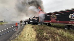 This 18-wheeler was on fire on I-35 near Lytle 👀 #kens5eyewitness Ronin Garcia caught it on video. Details: https://www.kens5.com/article/news/local/18-wheeler-crash-on-i-35-forces-lane-closures/273-3b03ae2a-834b-4930-9762-489e6ca3dac7 | KENS 5 & Kens5.com