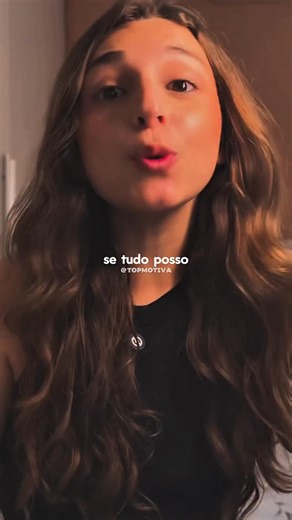 Inspiração & Cortes de Podcast on Instagram: "Essa frase é repetida todos os dias, estampada em camisetas, legendas e discursos motivacionais, mas quase ninguém para para entender o peso real do que ela significa. “Tudo posso naquele que me fortalece” não é sobre fazer tudo do seu jeito, na sua força, no seu tempo. É sobre continuar mesmo quando você não tem mais recursos emocionais, quando o cansaço bate, quando ninguém vê, quando o processo dói e o resultado ainda não apareceu. É sobre reconhe