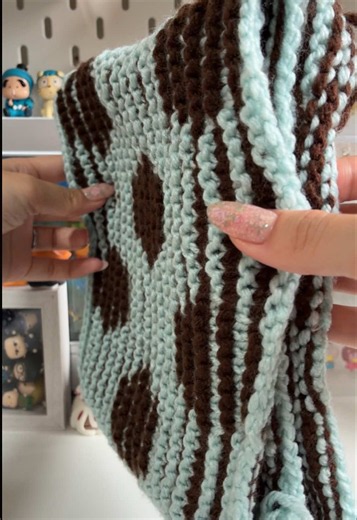 海外で流行ってるイリュージョンニット編んでみたよ🧶 角度でイラストが浮き上がるの可愛い〜★ . . . #編み物 #かぎ針編み #イリュージョンニット #crochet #illusionknitting