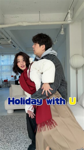 須李 Syri L. 🍄 on Instagram: "今年聖誕節！穿這樣跟”他”約會去🎄 149cm小隻女 Holiday Look feat. @gu_taiwan 🎀✨ 這次ㄉ聖誕企劃 — 3個約會穿搭 單品一次整理好！歡迎照抄😆👏🏿 ⬇️⬇️⬇️ 357679 Cozy Melton麥爾登短大衣 358040 puff蓬鬆柔軟圓領針織開襟外套(菱格紋) 357437 puff蓬鬆柔軟圓領針織開襟外套 357497 WARM PADDED夾層外套 359066 百褶寬褲 357987 一片式百褶中長裙 357744 繫帶芭蕾運動鞋 359014 羅紋毛帽 357301 STYLE-HEAT圍巾 357610 水餃包 私心大爆愛第1套😍 灰色麥爾登短大衣搭配菱格紋針織開襟外套，再配上紅裙子與白色毛帽，整體聖誕氛圍直接拉滿，逛聖誕市集超適合！ 第2套用今年秋冬最蝦趴ㄉ 芥末色開襟毛衣外套 x 米白百褶寬褲 超蘇胡超百搭 外搭咖啡色夾層外套 真的保暖很有感～ 戶外約會走跳一整天完全沒問題！ 再加上一顆紅色水餃包 Holiday感大大大升級 第3套me選擇深咖內搭 下半身配