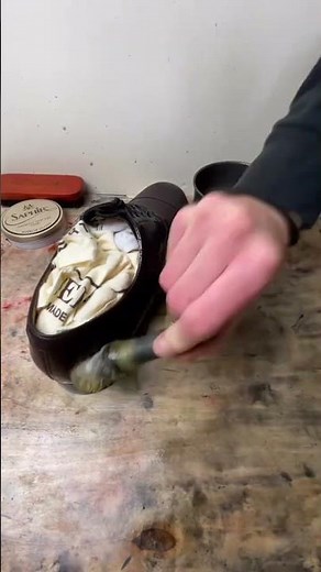 How to wax your military shoes like a British Army Guardsman 💂🏽‍♂️