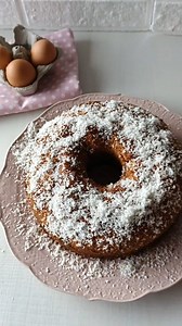 Ricetta ciambellone con farina di cocco,facile e veloce😋🥥 Senza burro Senza fruste elettriche Si scioglie in bocca !!! La mia versione in 5 minuti, dosando con un bicchiere, tutto in ciotola! Provala anche tu ✨RIESCE SEMPRE SI MANTIENE SOFFICE PER ALMENO 4 GIORNI ✨ Dosa con un comune bicchiere di plastica 🫗senza paure! Capacità 200 ml Ingredienti: 3 uova 1 bicchiere di farina 00 2 bicchieri di cocco rapè 1 bicchiere di zucchero 1 bicchiere di panna fresca ✨ 1 bicchiere di olio di semi 1 busti