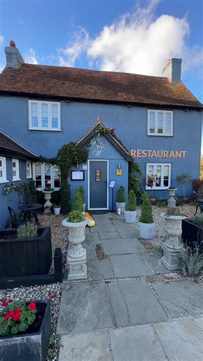 A setup that perfectly fits in with this intimate wedding and still turns heads with the right amount of contrast for that visual pop ✨🎶 Why not ask about customising your colour theme within the set up? Give me a DM to enquire 📧 #essexweddingdj #weddingdj #dj #essexdj #djsetup