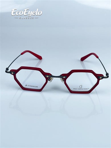 The sharp shape adds a polished touch — perfect for elevating work or date looks. #EcoEyelo #eyewear #glasses #lifestyle #fashion