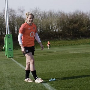 Kicking practice for Emily Scarratt, with a guest appearance from scrum-half Mo Hunt 😉 #RedRoses | #WearTheRose | England Rugby
