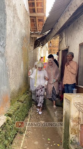 5.3K views · 4.5K reactions | PERNIKAHAN SUNDA DI KAMPUNG POJOK Make Up Fuji Rias Pengantin #pernikahansunda #pernikahanadatsunda #sigersunda #pernikahandikampung #pernikahandipedesaan #pernikahansederhana Fuji Rias Pengantin Triana Adisvi GN-Studio | Mang Gungun GN-Studio | Facebook