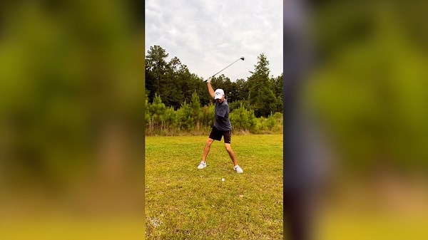 One-Armed Golfer Dominates the Course with Jaw-Dropping Skills