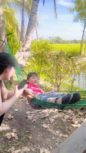 Piyarat Phimalai on Instagram: "ชอบรอยยิ้ม และ เสียงหัวเราะของลูกสาวจัง🥰 คำว่า “#เพราะลูกเป็นเด็กได้แค่ครั้งเดียว เก็บประสบการณ์ เก็บรอยยิ้ม เก็บเสียงหัวเราะของลูกให้มากๆ เพราะลูกโตแล้วโตเลย👼🏻👧🏻🤍 #ทุ่งนา #บรรยากาศชิวๆ #บ้านสวน #ชีวิตบ้านๆ 🌴🍀🍃🌾"
