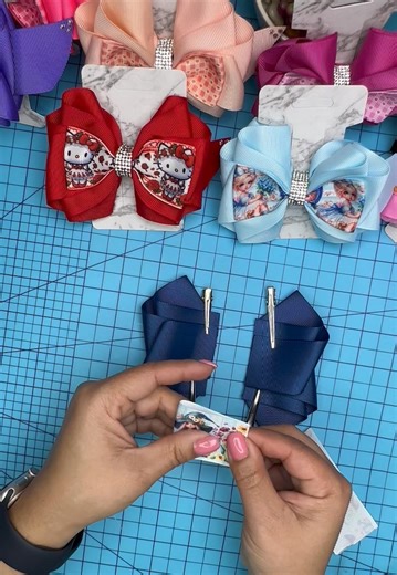 78K views · 1.7K reactions |  TUTORIAL #42 MOÑO MEDIANO  Materiales: 1 pieza de listón color sólido de 3.8cm x 55cm de largo. 4 piezas de listón color sólido de 3.8cm x 20cm de largo. 2 piezas de listón estampado de 3.8cm x 9cm. 1 pinza de 6cm . Un trocito de mesh para decorar o decoración a tu gusto. Muuuuuucho amor y manitas a la obra 殺殺殺殺殺殺殺 | Listones, Resinas y Material para moños | Facebook