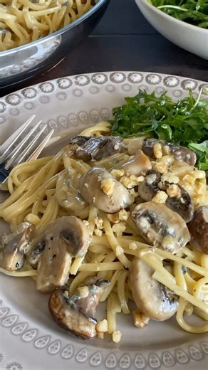Her har du en kjempegod, høstlig pastarett med sopp og gorgonzola («Pasta ai funghi e gorgonzola»). 😋 Stekt sopp og løk blandes her med kokt pasta og en smakfull, fløtebasert gorgonzolasaus. Serveres med et dryss hakkede valnøtter. NAM! 😍 Se oppskrift i nytt innlegg på Det søte liv: https://www.detsoteliv.no/oppskrift/kremet-pasta-med-sopp-og-gorgonzola | Det søte liv