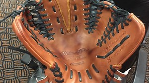 Phillies' ambidextrous reliever armed with one-of-a-kind, six-finger glove