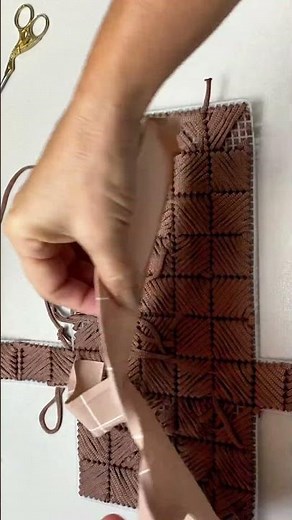 BOLSA BORDADA NA TELA / Clutch Amaya em crochê com tela #bolsasdecroche #tutorialdecroche