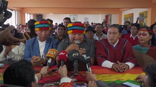 #VIDEO #Resoluciones | Conaie convoca a paro nacional "inmediato e indefinido" tras eliminación de subsidio al diésel 🚨⛽ La Confederación de Nacionalidades Indígenas del Ecuador (Conaie) ha anunciado un paro nacional "inmediato e indefinido" 📢, desencadenado por el decreto que elimina el subsidio al diésel 📉 y otras medidas gubernamentales. La decisión fue tomada hoy en Riobamba, durante una asamblea donde dirigentes de la Conaie y otras organizaciones indígenas resolvieron convocar a la movi