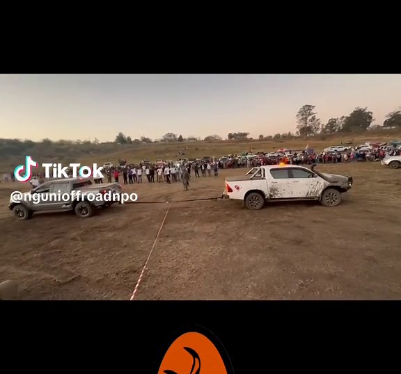 Ford Raptor 2.0 vs Hilux Raider 2.8 GD6 Tug of War