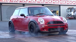 Back in 2017 I filmed this Mini One driven by Thomas Barnes fitted with a 1320 MINI R53 built engine, running the 1/4 mile in 10.76 @ 130mph. He also went on to run a 10.23 @ 142mph 💪 Has there been a quicker one since ??? European FWD Mods include... Basic MINI Cooper S engine Stock crank Stock block Forged rods and Pistons CNC head with G&S valves Cat Camshaft 1320 turbo manifold Owens hta35/82 Link g4 Thunder ECU 1350cc Asnu injectors | Dragmediauk