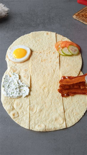 1.2M views · 1.9K reactions | ¡Con este truco de corte y doblado tus tortillas quedan con un relleno perfecto! 朗 Ingredientes: - 2 tortillas de 26 cm de diámetro - 3 rebanadas de tomate - 3 rebanadas de pepino - 1 huevo frito - 40 g de queso crema a las finas hierbas - 3 tiras de tocino frito - 50 g de mozzarella #wraprelleno #riquísimo | Riquísimo | Facebook