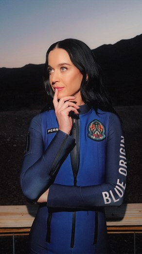 ¡Katy Perry se fue al Espacio! 🚀La cantante forma parte de la tripulación de seis mujeres a bordo del vehículo de Blue Origin, New Shepard (uno de los cohetes de Jeff Bezos) 🧑‍🚀 La acompañan la periodista Lauren Sánchez, la ingeniera espacial Aisha Bowe, la emprendedora Amanda Nguyen, la escritora Gayle King y la productora de cine Kerianne Flynn. [📹: #katyperry/ Getty] | E! Online