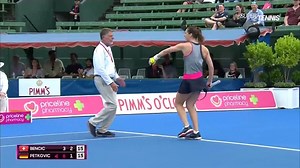 Quando si dice dare spettacolo in campo! 😂 Andrea Petkovic si è scatenata 💃 durante una pausa pioggia al Kooyong Classic! #tennis | SuperTennis TV