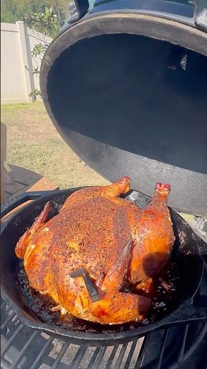 ⁣How to smoke a whole roasted chicken on the Big Green Egg. #biggreenegg #chicken #smoker #budget