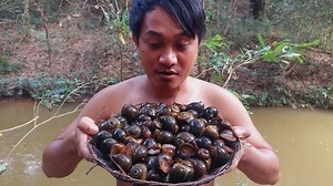 Fresh Snails Fried Best Snack | Saruon Primitive Cooking