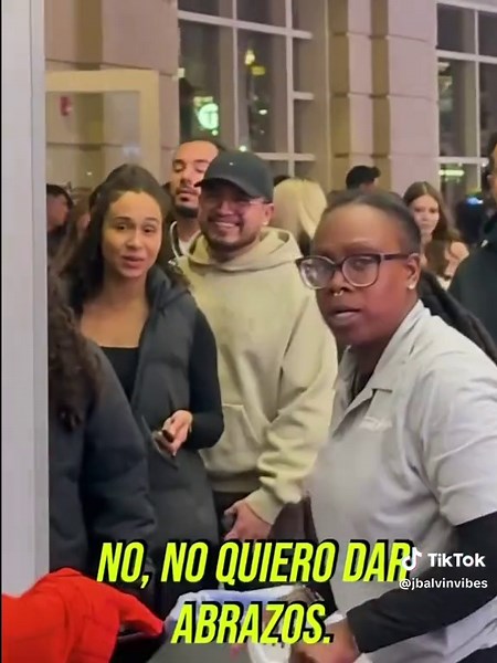 La chica q rechazo el abrazooo JAJAJAJAJJ 💀😭😂😂😂😂😂😂😂 | j balvin