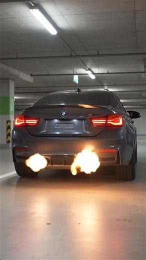 BMW M4 with🔥 flames and crazy pop & bang exhaust sounds!😱🔥