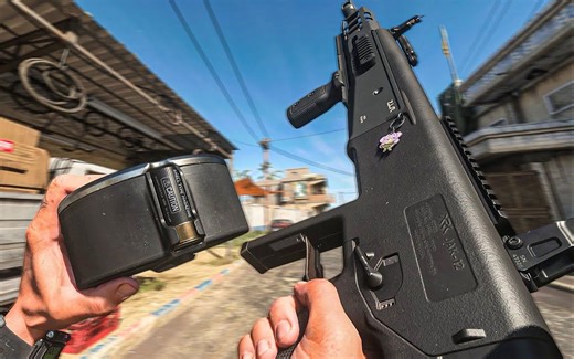 手中巨炮：AA-12，每分钟射速360发，因为火力太猛被放弃