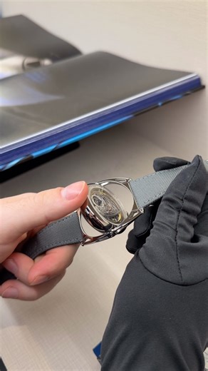 IWS on Instagram: "Il nuovo @de_bethune Kind of Two Jumping GMT ha decisamente due personalità. La prima è quella più tradizionale: un quadrante con centro guilloché, lancette in oro lucidate a mano, secondi morti e l’indicazione GMT. La seconda è decisamente più moderna: bilanciere a vista, architetture sovrapposte, e l’indicazione dell’ora di casa. Il tutto dentro una cassa in titanio da 43 mm con anse flottanti e un sistema reversibile che permette di passare da un’identità all’altra in un se