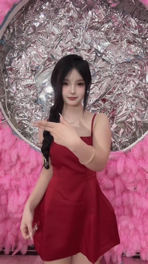 Daisy's Joyful Dance Performance on TikTok Live