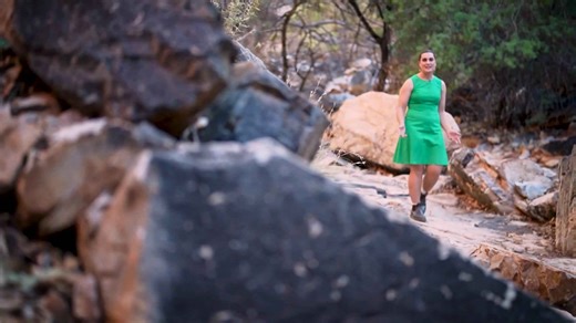 Pianist offers surprise performance in remote Australian outback