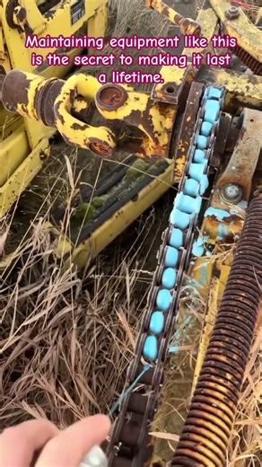 Smooth Operator! ⚙️ Maintaining Heavy Duty Drive Chains #FarmMaintenance #HeavyMachinery #ChainLube