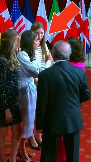 Letizia laughs at a protocol fail