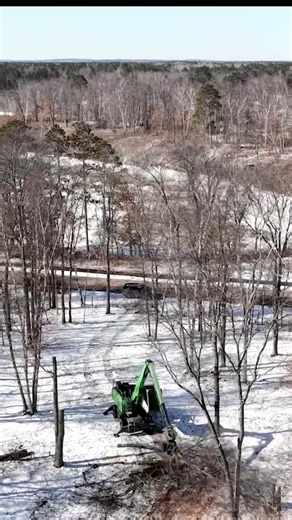 Land clearing with the 718 — our customers love the VERSATILITY of the Sennebogen brand 🫡 From residential one day to a lot the next, ONLY SENNEBOGEN will do it all #sennebogen718 #treework #onlysennebogen #treeremoval #heavyequipment