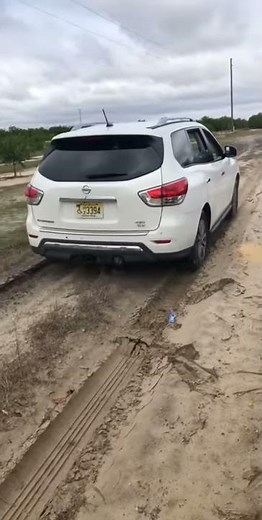 Nissan Pathfinder in sand