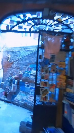 🌊LIBRERIA ACQUA ALTA🌊 📍Venice, Italy Nestled in the heart of Venice, Libreria Acqua Alta is a bookshop like no other. Often dubbed the “most beautiful bookstore in the world,” its unique charm lies in its setting, where books are stored in gondolas, bathtubs, and even a full-size canal boat to protect them from the city’s famous floods. With its feline guardians and postcard-perfect surroundings, it’s a dreamy haven for book lovers and wanderers alike. Music:Café Voyage•La vita e bella @1000l