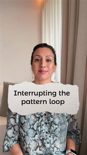 Save this, it’s one of the simplest ways to start changing a pattern 🤍 Interrupting a pattern doesn’t start with fixing or analysing it. It starts with pausing. Patterns live in the nervous system. So real change begins when you slow down enough to create a moment of choice. Name what’s happening. Feel your body. Choose one small response that’s different from the automatic one. That’s how loops get interrupted. Not all at once. But one conscious moment at a time. This is the work.