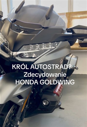 Honda Goldwing GL1800BD DCT 🏍️🔥 Tak, to ten moment, kiedy przestajesz mówić „motocykl”… a zaczynasz mówić „kanapa z silnikiem” 😌😂 Rok: 2023 Przebieg: 3 170 km Wersja Europejska 🇪🇺 Kupiona od pierwszego właściciela. Stan? Taki, że ciężko się do czegoś przyczepić 👀🔥 Pierwszy serwis w ASO Hondy ✅ Gwarancja do 2028 roku 😎 Kolorystyka NHC64 - bo zwykłe kolory są dla zwykłych motocykli 😈🔥 Na pokładzie: ✔ DCT (automat) bieg wsteczny - bo można 😌 ✔ FULL LED - świeci lepiej niż Twoja przyszło