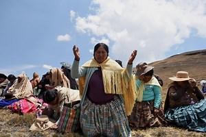 Bolivians gather at dam to pray for rain