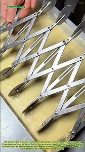 Einritzen von Tofu-Platten für die Herstellung von getrocknetem Tofu