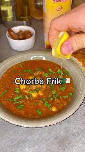 La recette de la chorba Frik 🇩🇿. . Ingrédients 👨🏻‍🍳: - 250g d’agneau - 1 oignon - 4 tomates mixées - 1 C.à.S de tomate concentrée - Une branche de céleri - 1 C.à.S de : sel, poivre, paprika (ras El hanout en option) - 1 bouquet de coriandre - Feuilles de menthe - Une poignée de pois chiche - 100g de frik (blé concassé) - 1L d’eau . . #chorba #chorbafrik #chorbafrik🇩🇿 #recette #recetteramadan #ramadan #recettefacile #recetterapide #recettesimple #soupe #ftor #ftour#CapCut