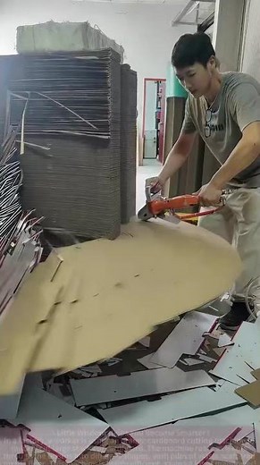 Watch the Fastest Cardboard Cutting Machine in Action!