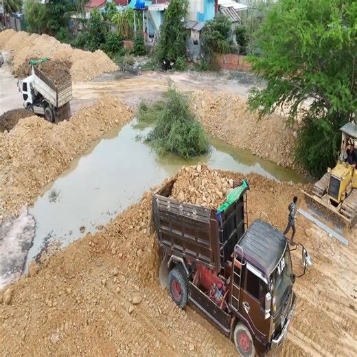 Efficient Land Clearing Techniques with Bulldozer and Dump Truck. | Aprender color aprender para la vida