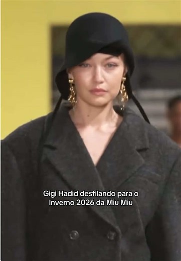 Gigi Hadid brilha no desfile da Miu Miu na Paris Fashion Week