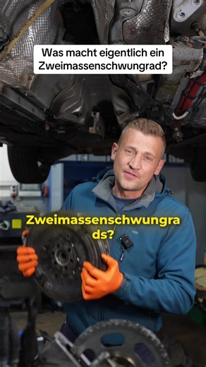 Viele wissen, dass ein Zweimassenschwungrad verbaut ist. Aber die wenigsten wissen, was es eigentlich macht. 🚗 Ein Verbrennungsmotor dreht nicht völlig gleichmäßig. Bei jeder Verbrennung entstehen kleine Drehschwingungen. Genau diese Schwingungen würden sonst direkt ins Getriebe wandern. Die Folge: ➡️ mehr Vibrationen ➡️ mehr Geräusche ➡️ höhere Belastung für den Antriebsstrang Deshalb sitzt im Zweimassenschwungrad ein Feder-Dämpfer-System, das diese Schwingungen abfängt und deutlich gleichmäßi