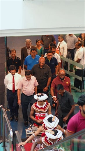 Kandy City Center (KCC) විසින් සංවිධානය කළ "Revive Sri Lanka" වැඩසටහන යටතේ, ගංවතුරින් පීඩාවට පත් සුළු හා මධ්‍ය පරිමාණ ව්‍යවසායකයින් (SMEs) දැනුවත් කිරීමේ විශේෂ වැඩසටහනක් කොමර්ෂල් බැංකුවේ දායකත්වයද සමඟ සාර්ථකව පැවැත්විණි. මෙම අවස්ථාව සඳහා ශ්‍රී ලංකා මහ බැංකු අධිපතිතුමා සහ කොමර්ෂල් බැංකුවේ ප්‍රධාන විධායක නිලධාරි/කළමනාකාර අධ්‍යක්ෂතුමා ඇතුලු නිලධාරීන්ද එක්වෙමින්, බිඳ වැටුණු ව්‍යාපාර නැවත නගාසිටුවීමට අවශ්‍ය මූල්‍ය මගපෙන්වීම සහ දිරිගැන්වීම ලබා දුන්හ. ශ්‍රී ලංකාව නැවත ගොඩනැගීමේ පරම වගකීම පෙරදැරිව, "එක්